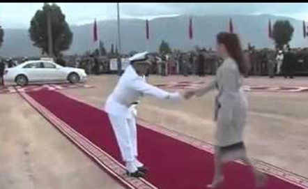 بالفيديو.. شاهد ردة فعل الأميرة سلمى عندما حاول قائد الحرس الملكي تقبيل يدها!
