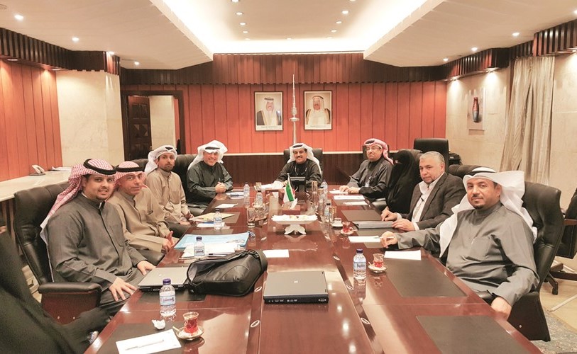 م.جاسم السراج خلال الاجتماع بقطاع البريد﻿