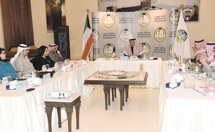 محافظ الجهراء الفريق م. فهد الأمير خلال الاجتماع مع فريق البلدية ﻿