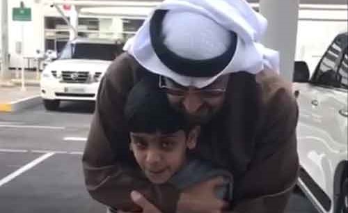 بالفيديو.. محمد بن زايد يحتضن طفلاً هجا الحوثي وصالح في أبيات شعرية ويقبل يده