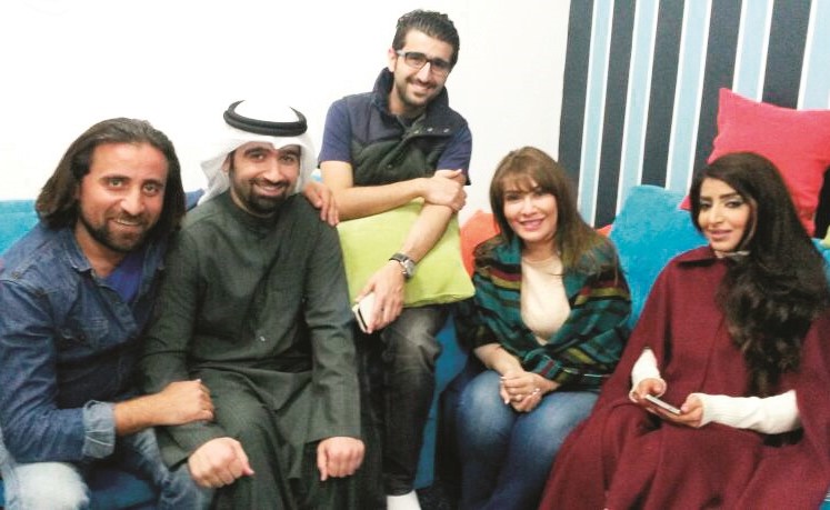 ايراج مع هدى حسين وبثينة الرئيسي والكاتب محمد الكندري والمخرج منير الزعبي في كواليس مسلسل بسمة منال﻿