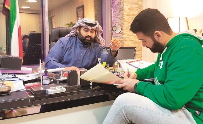  مع المخرج رمضان خسروه اثناء توقيع عقد الفيلم الجديد﻿