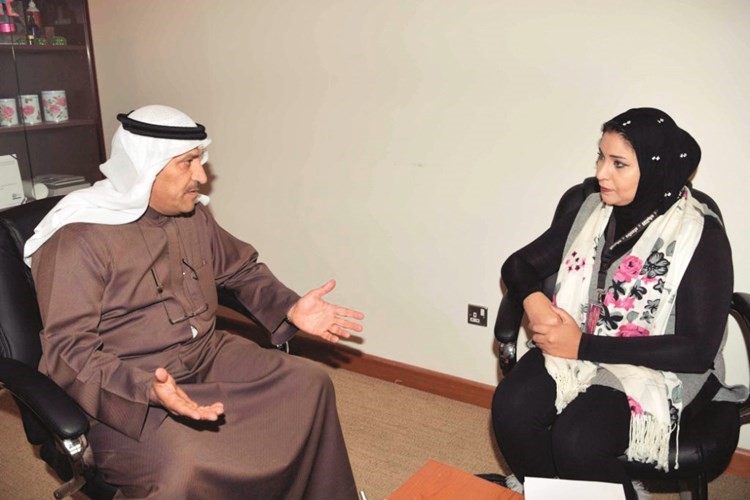 د. جاسم العلي متحدثا الزميلة ألاء خليفة﻿