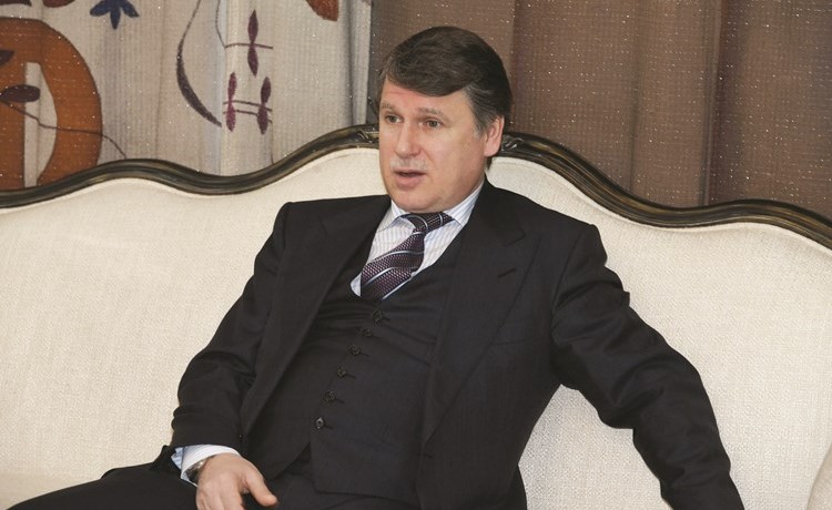 السفير الروسي أليكسي سولوماتين متحدثا خلال المؤتمر الصحافي﻿