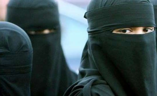 منتقبتان تشهران أسلحة بيضاء وتسلبان آسيوياً سيارته و180 ديناراً