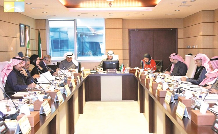 الشيخ عبدالله الاحمد خلال الاجتماع ﻿