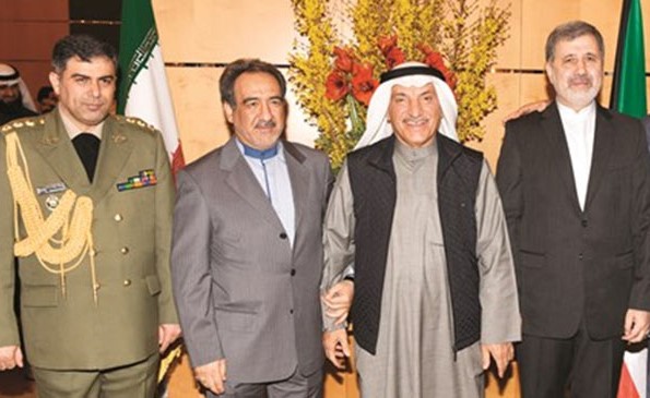 المستشار في الديوان الأميري محمد أبو الحسن مباركا للسفير د. على عنايتي وحسن زرنكار﻿