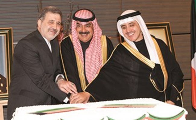 خالد الجارالله والشيخ د.أحمد ناصر المحمد يشاركان السفير د.علي رضا عنايتي قطع كيكة الاحتفال﻿