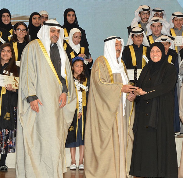  صاحب السمو الأمير الشيخ صباح الأحمد خلال تكريم إحدى الفائزات