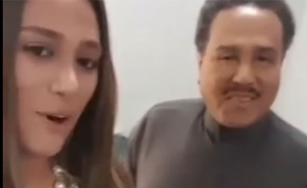 بالفيديو: محمد عبده يتغزل بجمال مذيعة خلف الكواليس