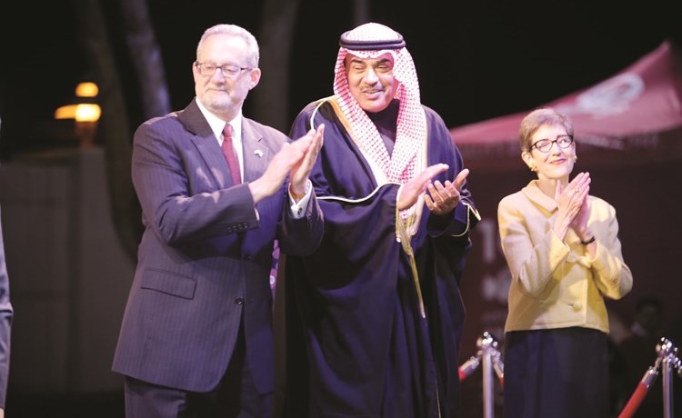 الشيخ صباح الخالد والسفير لورانس سيلفرمان خلال الحفل ﻿