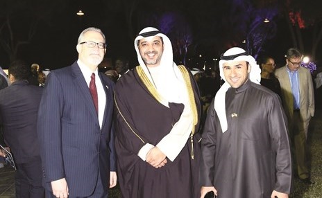 السفير الأميركي لورانس سيلفرمان مع الشيخ محمد العبد الله والشيخ ناصر مبارك الفيصل خلال الحفل﻿
