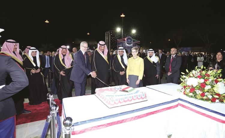 الشيخ صباح الخالد ود.فالح العزب والسفير الأميركي خلال قطع كعكة الاحتفال ﻿