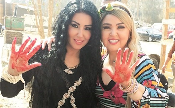 سمية ومها والدم يغطي كفيهما بالكامل﻿