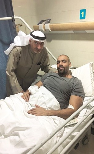 فهد ربيع الى جانب مدربه يوسف غلوم ﻿