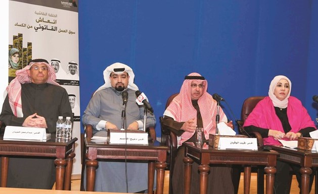 المتحدثون في ورشة إنعاش سوق العمل القانوني من الكساد(محمد هاشم)﻿