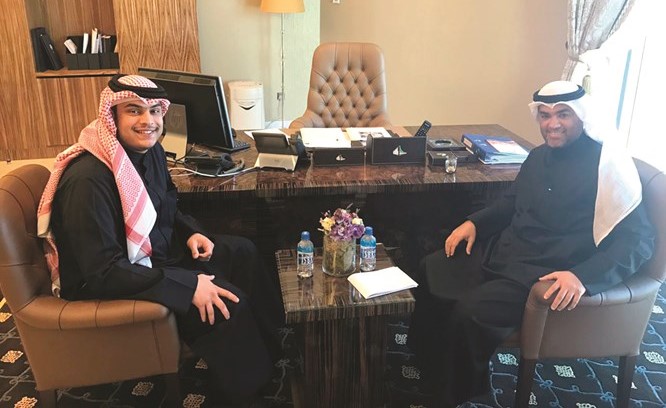 عمر الطبطبائي مستقبلا ممثل قائمة الوسط الديموقراطي في جامعة الخليج فيصل الحميدي﻿