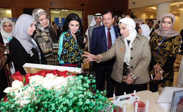 د.افراح الصراف في جولة بالمعرض