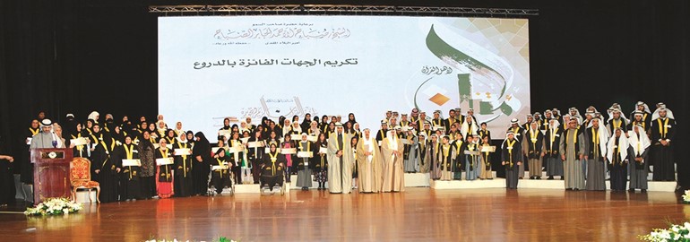 صاحب السمو الأمير الشيخ صباح الأحمدوالوزير محمد الجبري والأمين العام للأمانة العامة للأوقاف محمد الجلاهمة مع كوكبة من الفائزين والفائزات﻿
