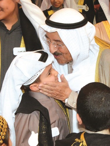 صاحب السمو الأمير الشيخ صباح الأحمد في لفتة أبوية مع أحد الفائزين﻿