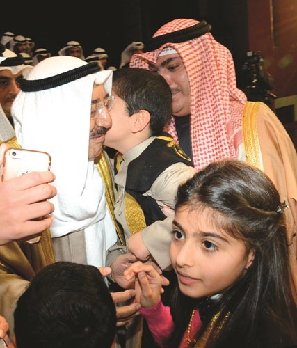 أحد الفائزين يقبل قائد الإنسانية صاحب السمو الأمير الشيخ صباح الأحمد﻿