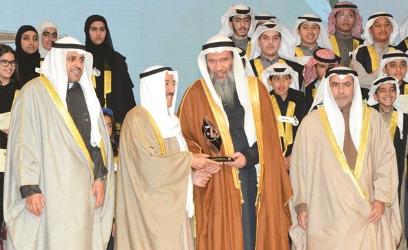 يعقوب الأنصاري يتسلم الدرع البرونزية التي حصلت عليها جمعية الإصلاح﻿