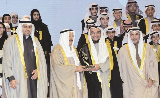 يوسف الصميعي يتسلم الدرع الذهبية التي فازت بها مبرة المتميزين﻿