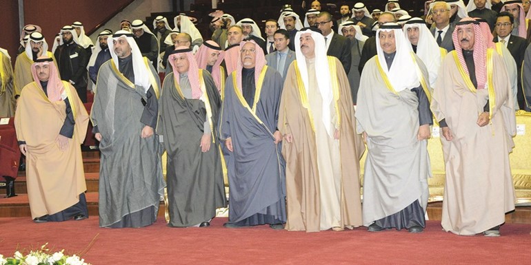 الشيخ جابر العبدالله وسمو الشيخ جابر المبارك والشيخ أحمد الحمود والشيخ علي الجراح والشيخ خالد الجراح والشيخ محمد العبدالله والشيخ خالد العبدالله﻿