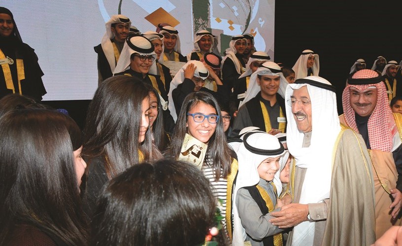 صاحب السمو الأمير الشيخ صباح الأحمد في لفتة أبوية مع عدد من الفائزين والفائزات ﻿