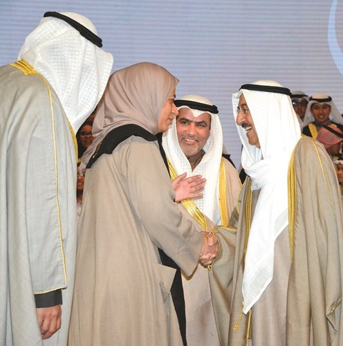 صاحب السمو مهنئا إحدى الفائزات﻿