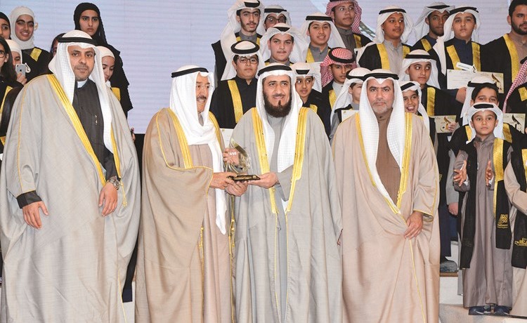 صاحب السمو الأمير الشيخ صباح الأحمد مكرما م.فريد عمادي بدرع التفوق العام التي حصلت عليها وزارة الأوقاف﻿