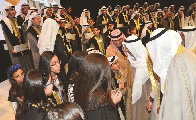 صاحب السمو الأمير الشيخ صباح الأحمد مهنئا عددا من الفائزين والفائزات في مسابقة الكويت الكبرى لحفظ القرآن الكريم﻿