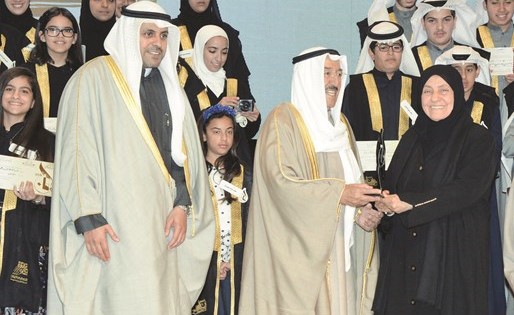 دلال العثمان تتسلم الدرعالفضية التي حصلت عليها جمعية بيادر السلام النسائية﻿
