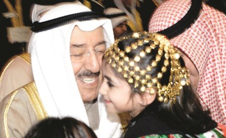 سمو الأمير مهنئا إحدى الفائزات﻿