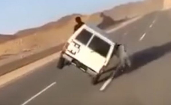 بالفيديو.. خليجيون يؤدون حركة خطيرة أثناء قيادتهم مركبة على إطارين في أحد الطرق السريعة