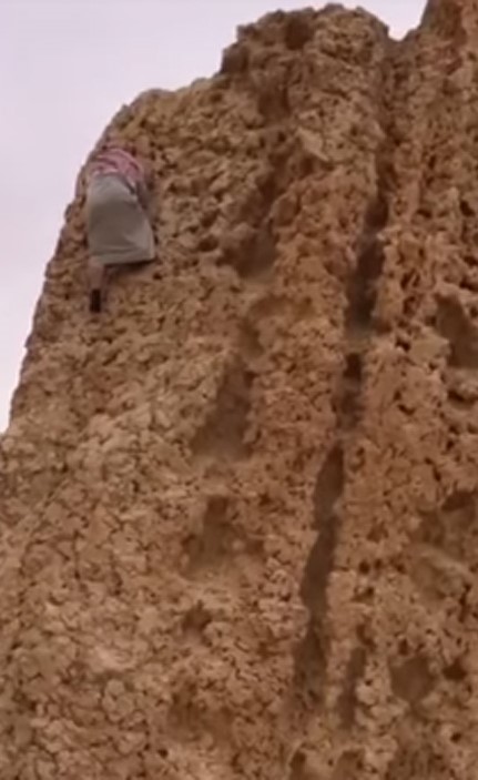 بالفيديو.. مسن خليجي ينزل من سفح جبل مرتفع بخفة ولياقة عالية