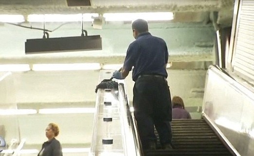 افتضاح أمر عامل نظافة يتقاضى 20 ألف دولار شهريا