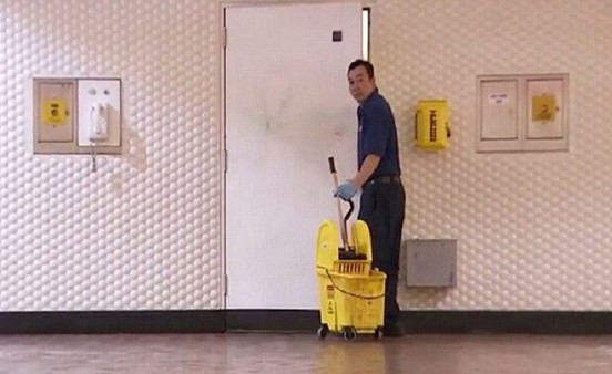 افتضاح أمر عامل نظافة يتقاضى 20 ألف دولار شهريا