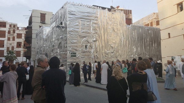 التغليف اثار شغف الناس للسؤال و معرفة طبيعة هذا المكان المغطى