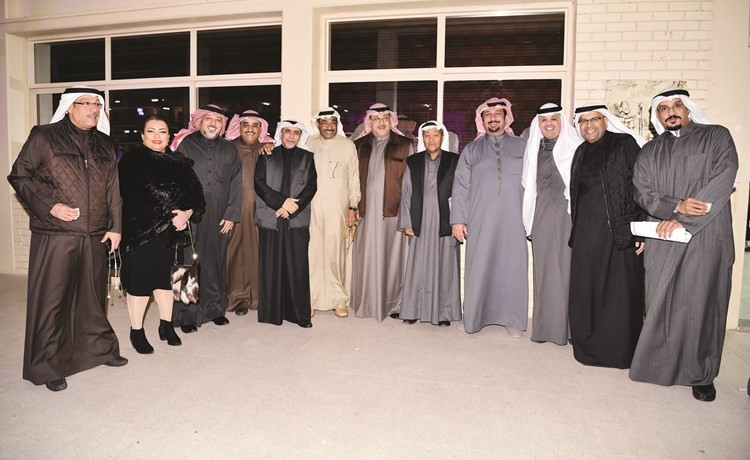 نجوم الفن حسن البلام وجمال الردهان ومنى شداد وعدد من أساتذة المعهد العالي للفنون المسرحية وبعض الحضور في لقطة جماعية على هامش حفل الافتتاح﻿