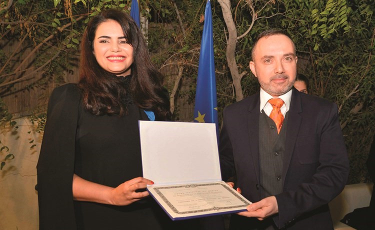 نخلة يسلم د.الشارخ شهادة التكريم ﻿