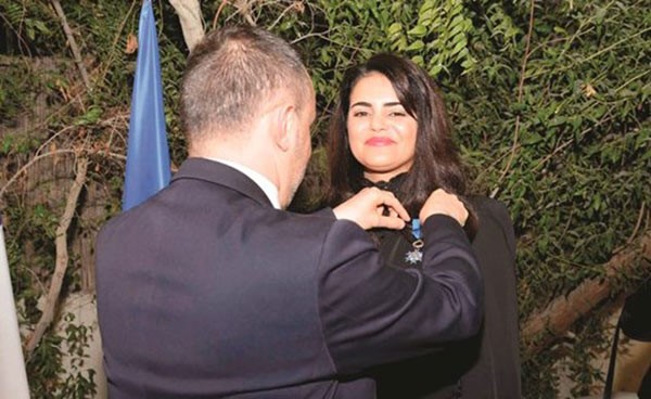  ﻿السفير كريستيان نخلة يقلد د.العنود الشارخ وسام الاستحقاق الوطني برتبة فارس﻿