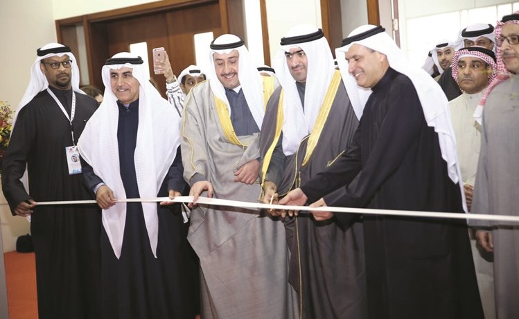 الروضان أثناء افتتاح المعرض بحضور الشيخ فيصل الحمود وبدر السبيعي وطلال الرشدان وعصام الصقر وفواز الأحمد(محمد هاشم)﻿