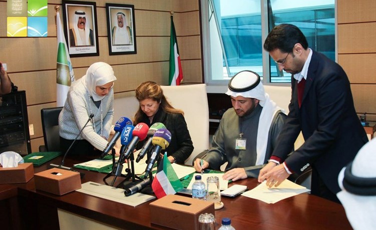 الشيخ عبدالله الأحمد ود. سميرة السيد عمر خلال توقيع الاتفاقية ﻿