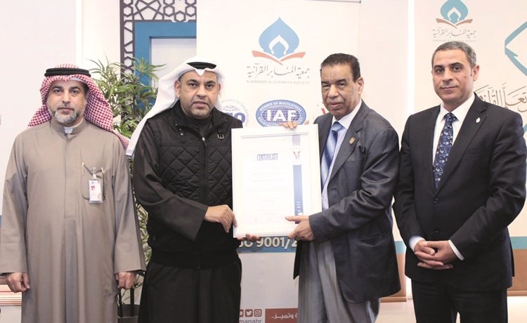 د.العثمان متسلما شهادة الجودة من المستشار بدري أبو عشور﻿