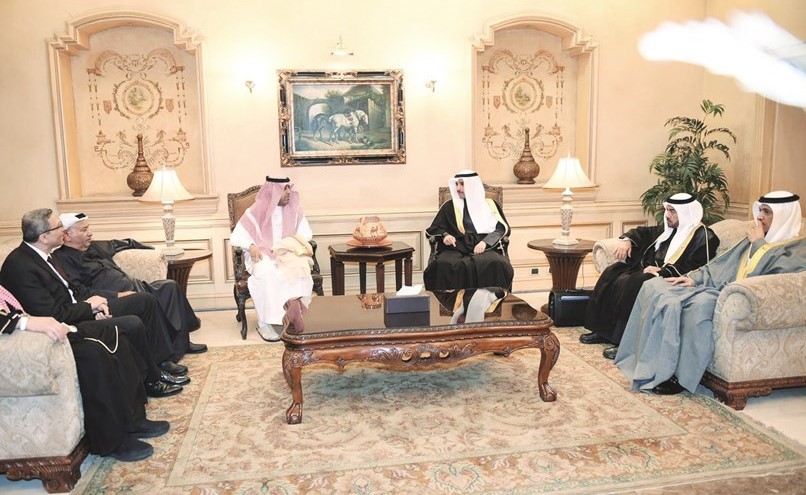 رئيس البرلمان العربي مشعل السلمي خلال استقبال الرئيس الغانم والوفد المرافق له لحظة وصوله القاهرة﻿