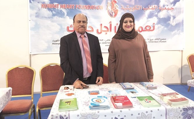 د.هند الشومر في جناح الجمعية بالمعرض﻿