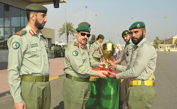 الفريق الركن م. هاشم الرفاعي يسلم كأس التفوق لأحد المتميزين﻿
