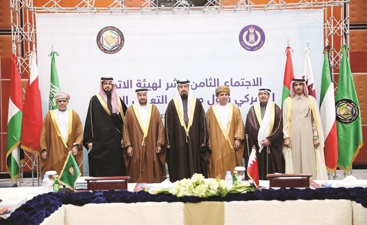 عدنان القضيبي مع المشاركين في الاجتماع ﻿