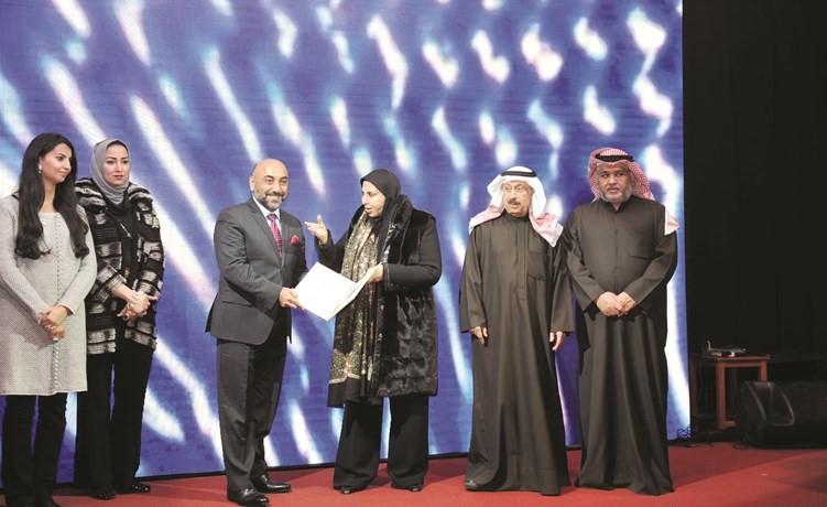 الشيخة د. سعاد الصباح تكرم أحد الفائزين﻿